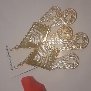 Nwt fashion jewelry color gold beautiful dangle earrings